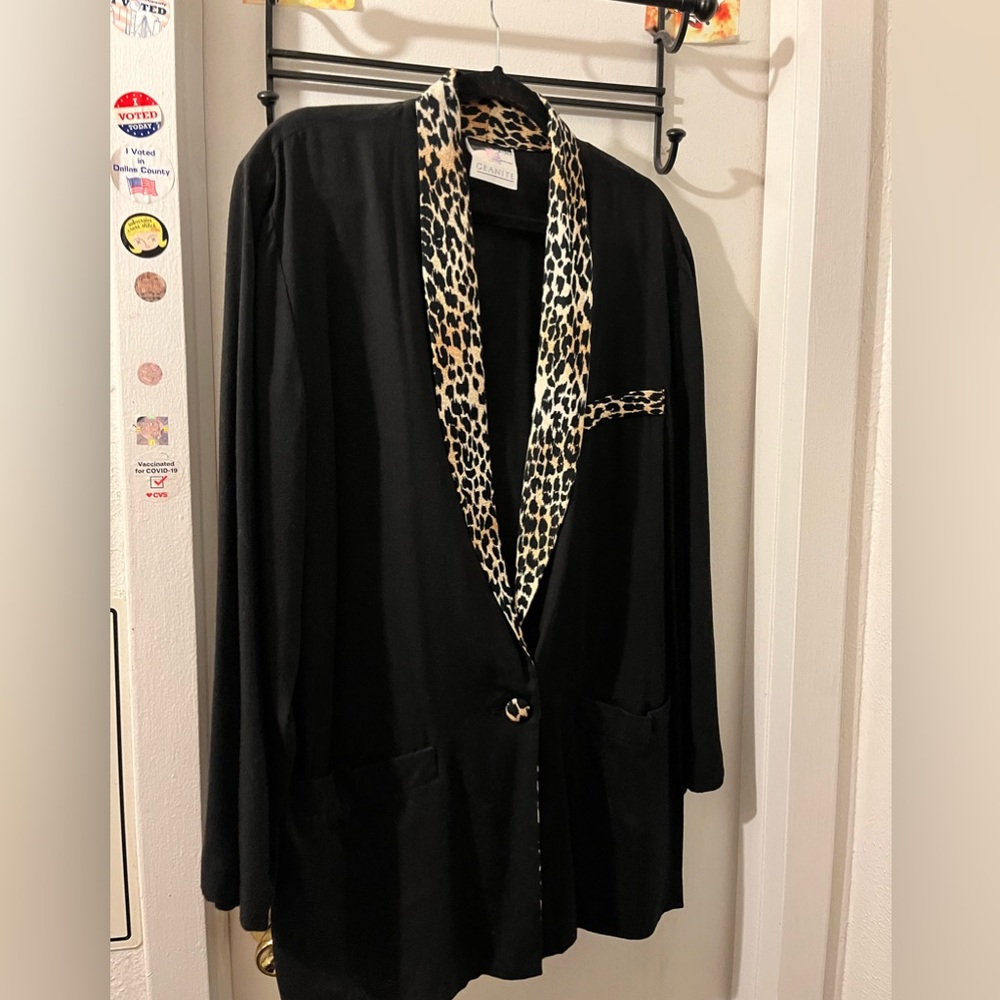 Granite- size M- bk w/ leop lapels/button jacket w/ fr pockets. VGC.